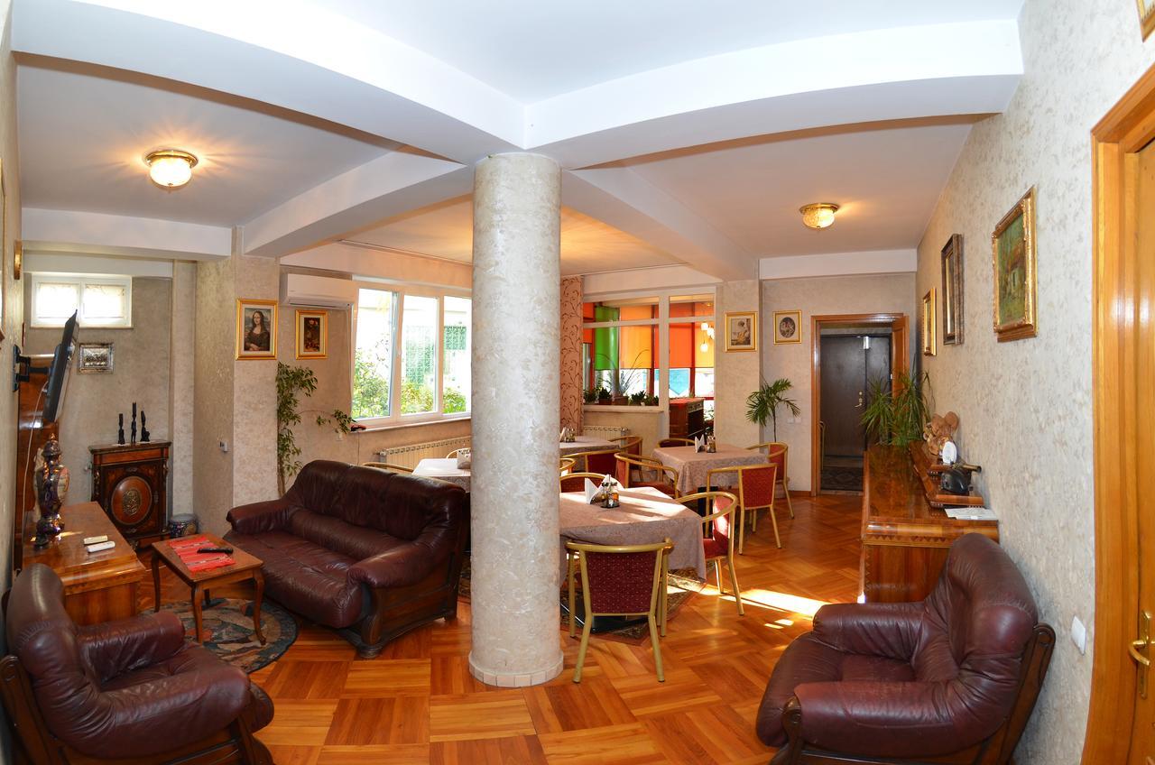 Vila A&B Bukares Bagian luar foto